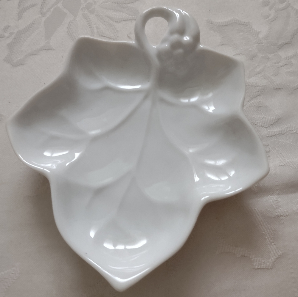 Lilian Vernon White leaf porcelain trinket decor